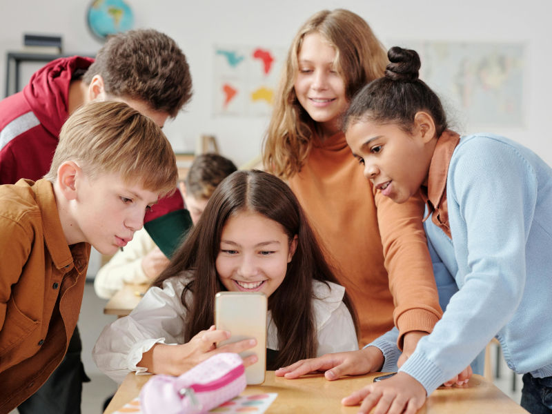 20251016-children-smartphone-classroom-school.png
